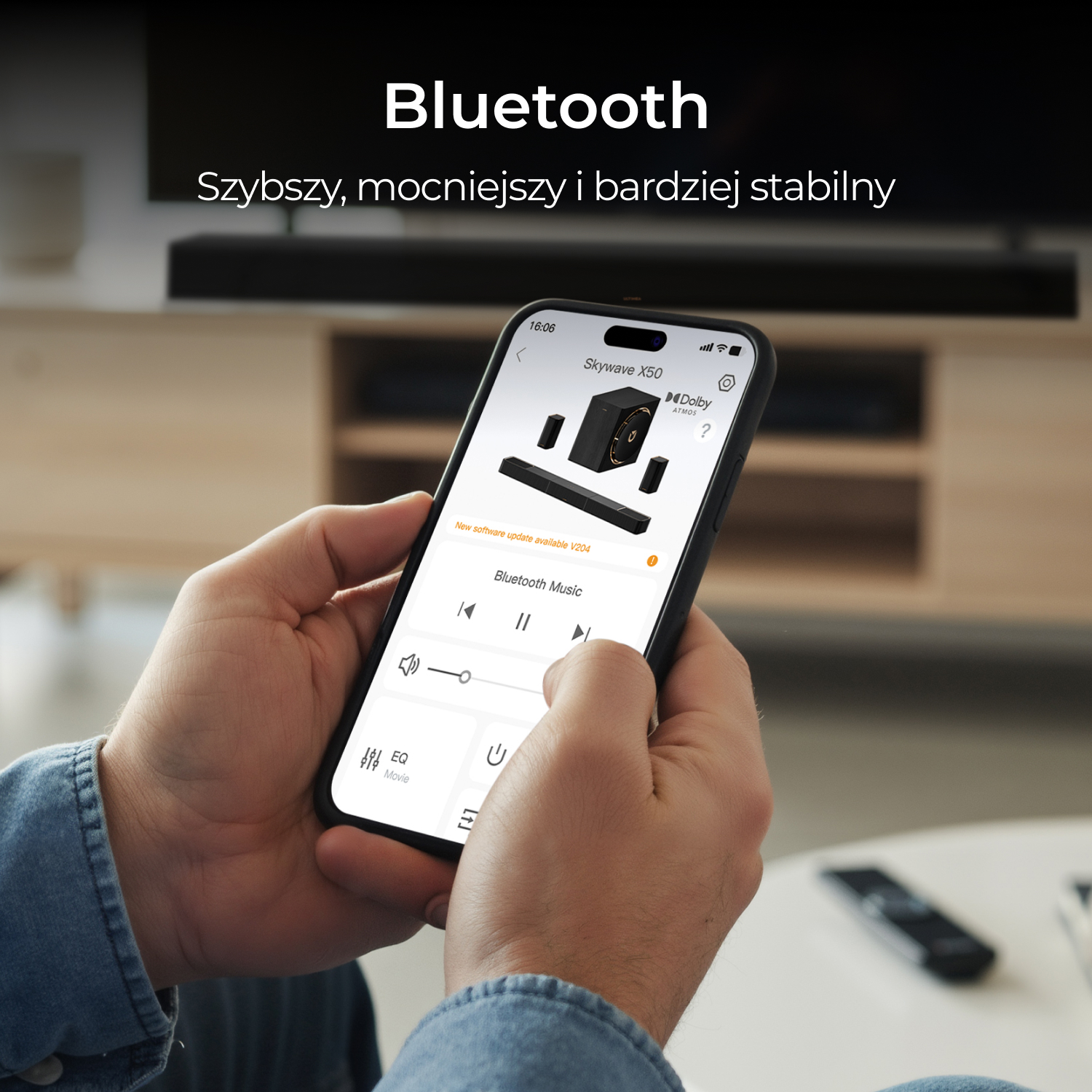 Osoba trzyma smartfon z aplikacją Skywave X50 i sterowaniem muzyką.