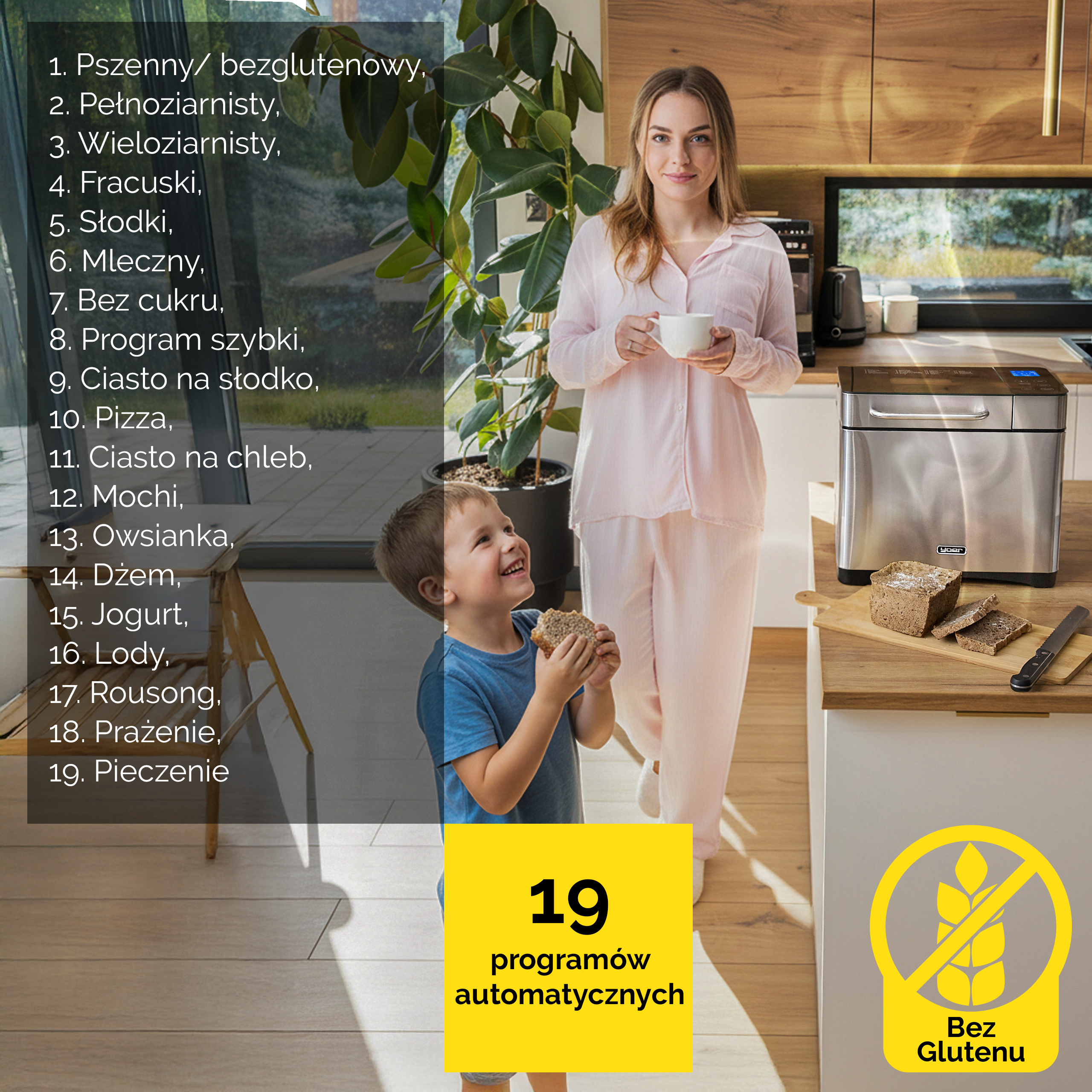 Kobieta z kubkiem stoi obok chłopca jedzącego chleb.