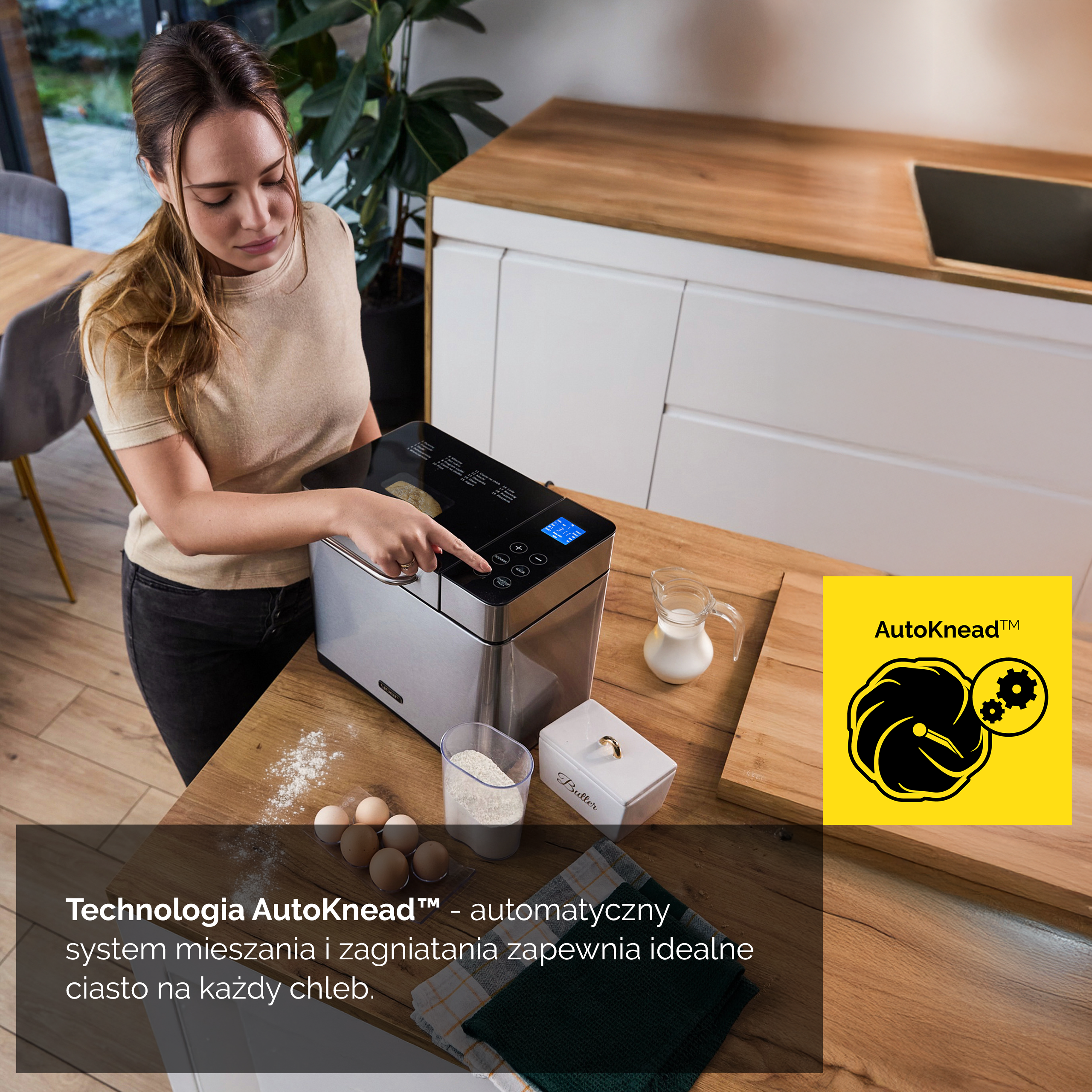 Kobieta obsługuje maszynę do chleba z jajkami i mąką.