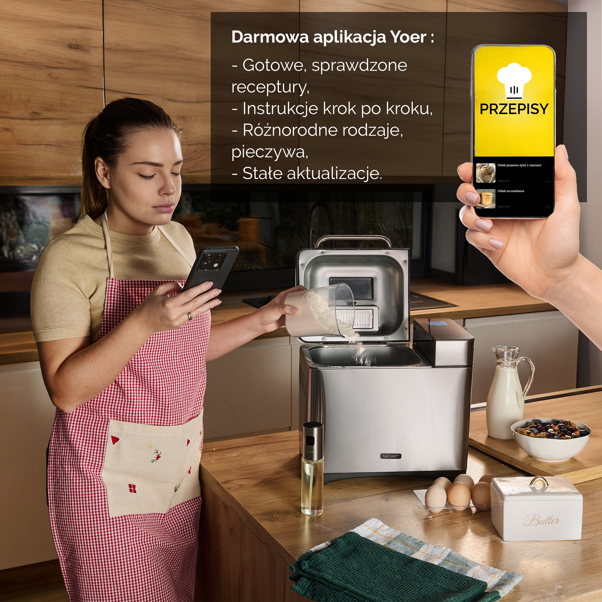 Kobieta wsypuje mąkę do maszyny do chleba, trzymając telefon. Na telefonie widać aplikację.