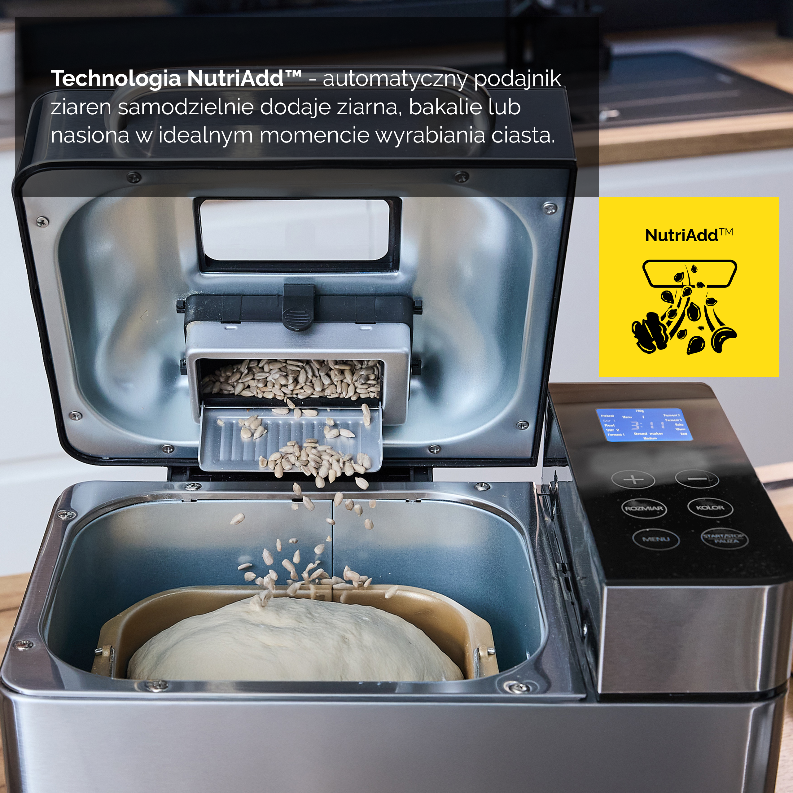 Wypiekacz do chleba z technologią NutriAdd, nasiona słonecznika wpadają do ciasta.