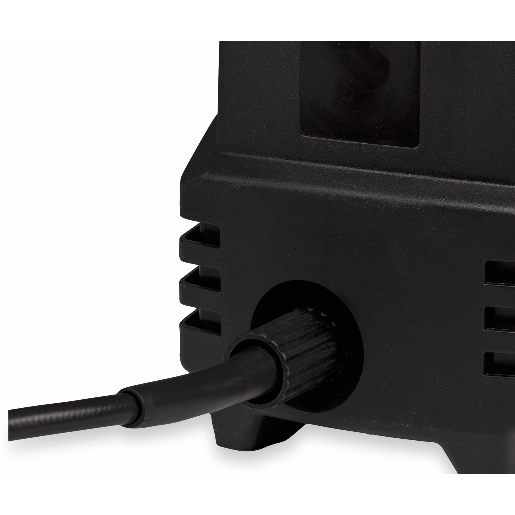 Ein schwarzes Kabel ist in eine schwarze Buchse an einem schwarzen Gerät gesteckt.