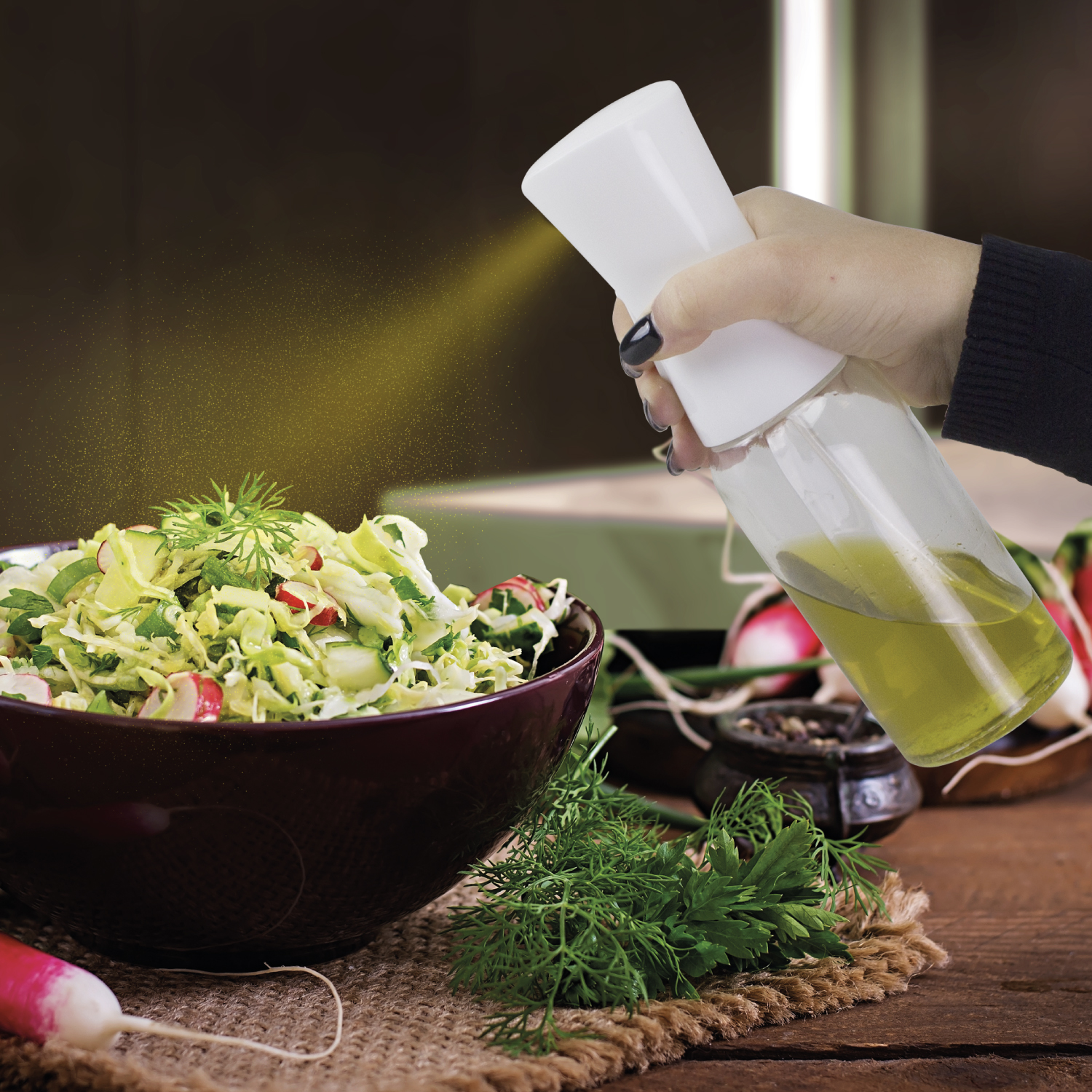 Mano spruzza olio d'oliva su un'insalata fresca in una ciotola. Ingredienti visibili.