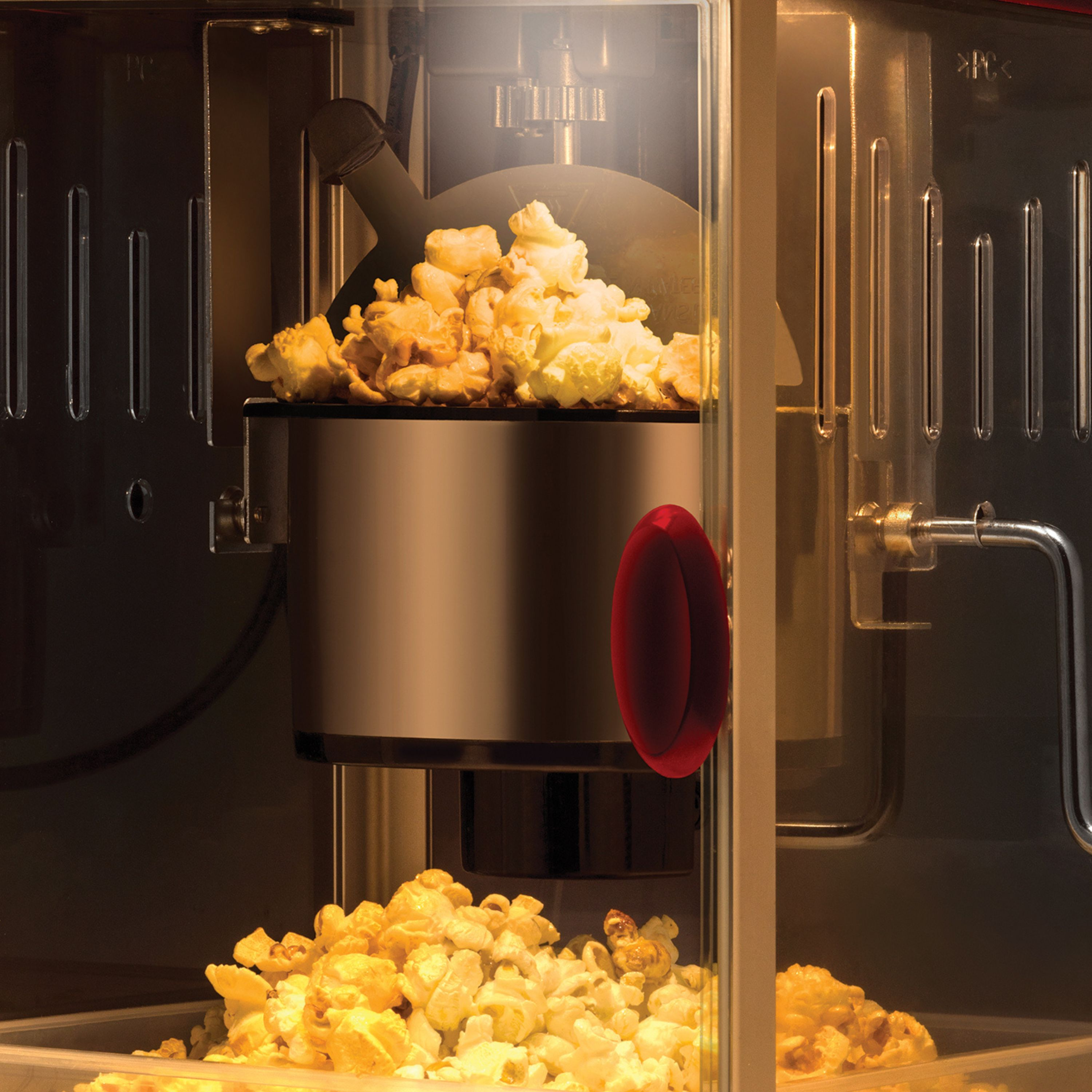 Ein Popcornautomat mit frisch zubereitetem Popcorn im Inneren.