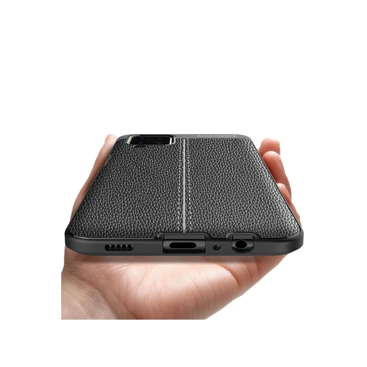 Bir el, deri dokulu ve dikişli siyah bir telefon kılıfı tutuyor.
