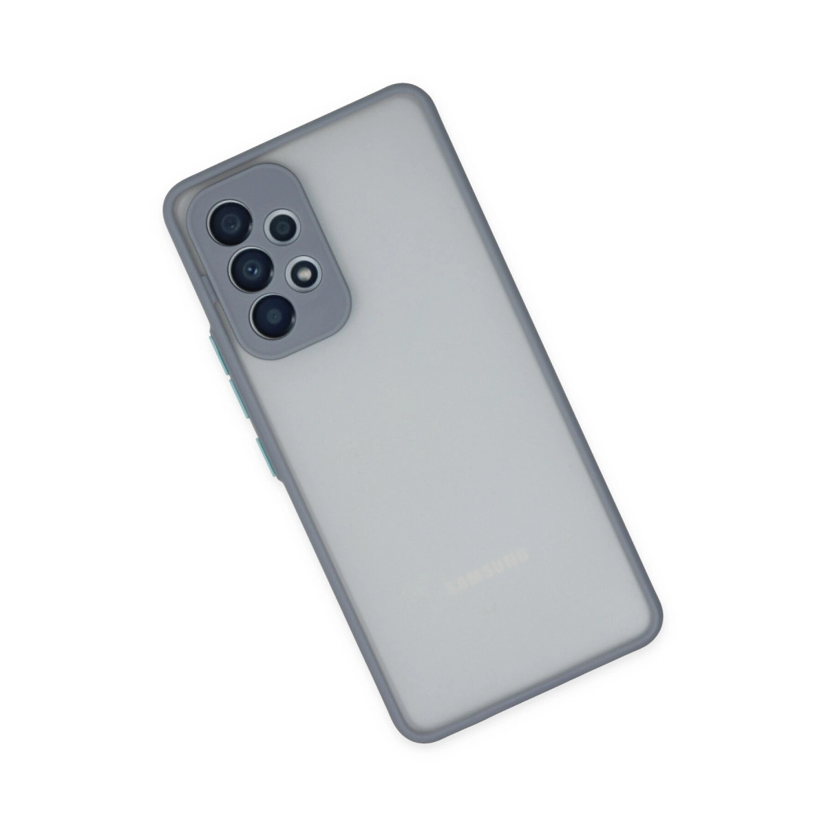 Dört kameralı gri bir akıllı telefon. Samsung logosu arkasında yer alıyor.