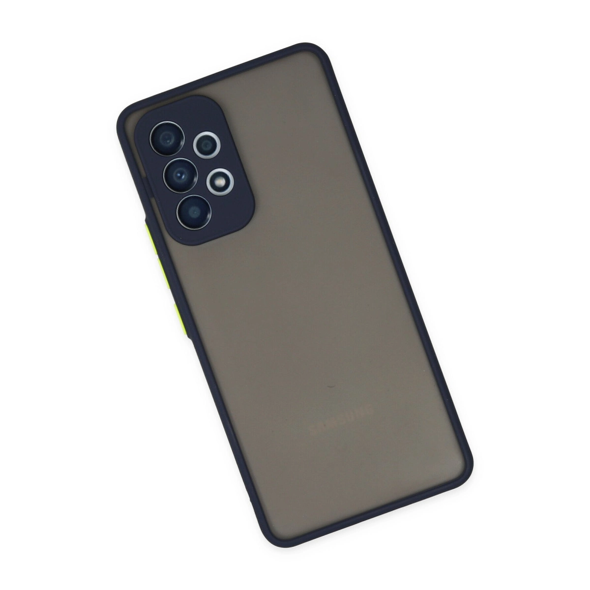 Dört kameralı ve Samsung logolu koyu renkli akıllı telefonun arkası.