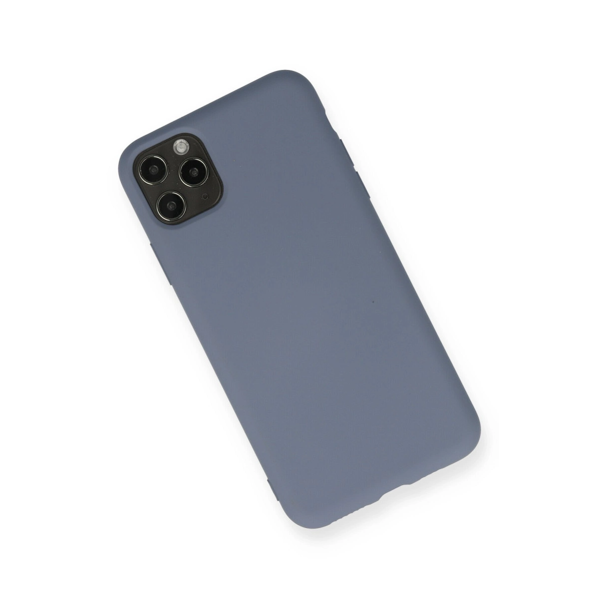 Arkada üçlü kamera kurulumuna sahip gri telefon kılıfı.