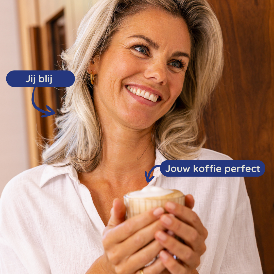 Lachende vrouw met koffie met melkschuim. Blauwe tekstballonnen.