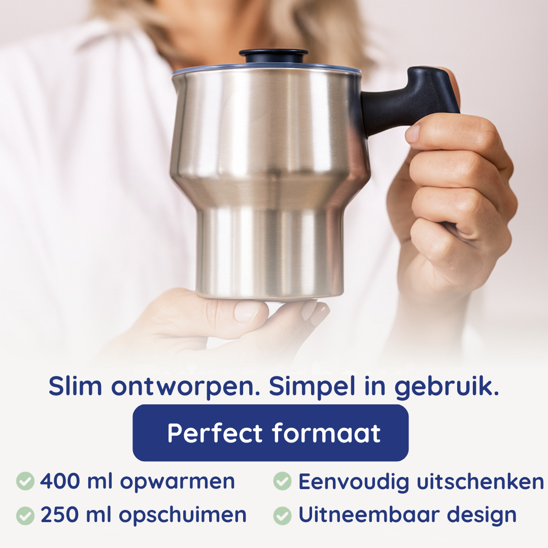 Een persoon houdt een zilveren melkopschuimer met blauw deksel en zwarte handgreep vast.