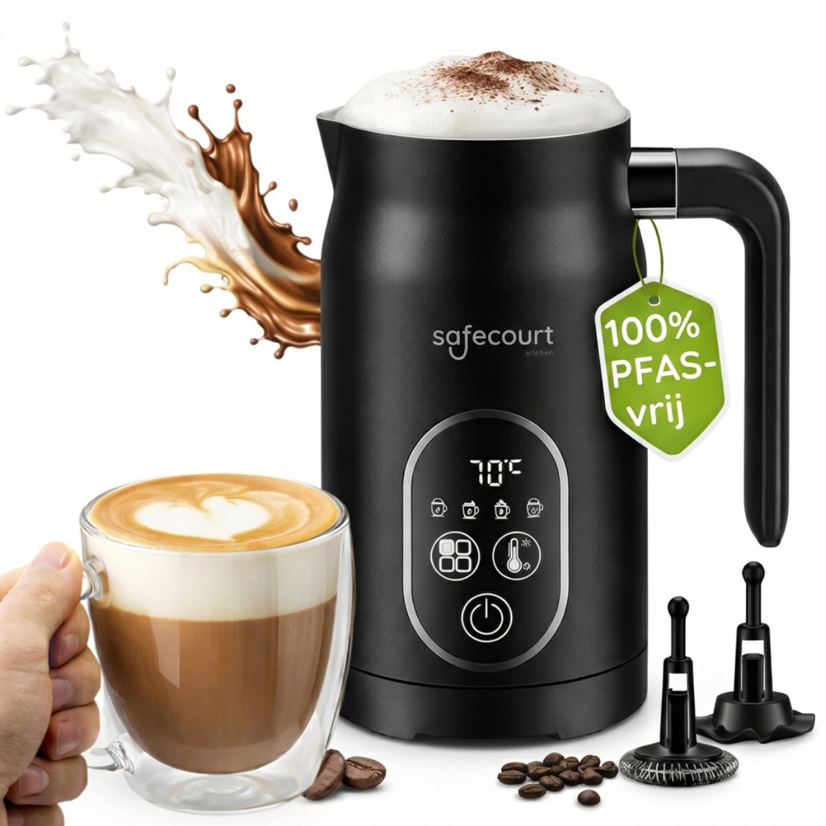 Zwarte melkopschuimer met glazen koffiekopje, spatten en accessoires.