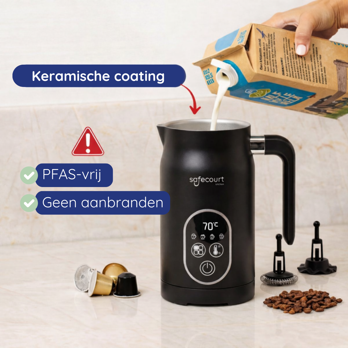 Een hand giet melk uit een pak in een zwarte melkopschuimer met digitaal display.