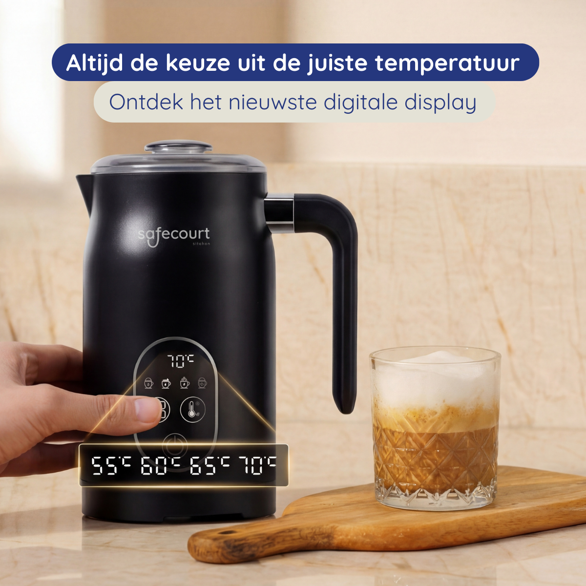 Zwarte waterkoker met digitaal display en ernaast een glas melkschuim.