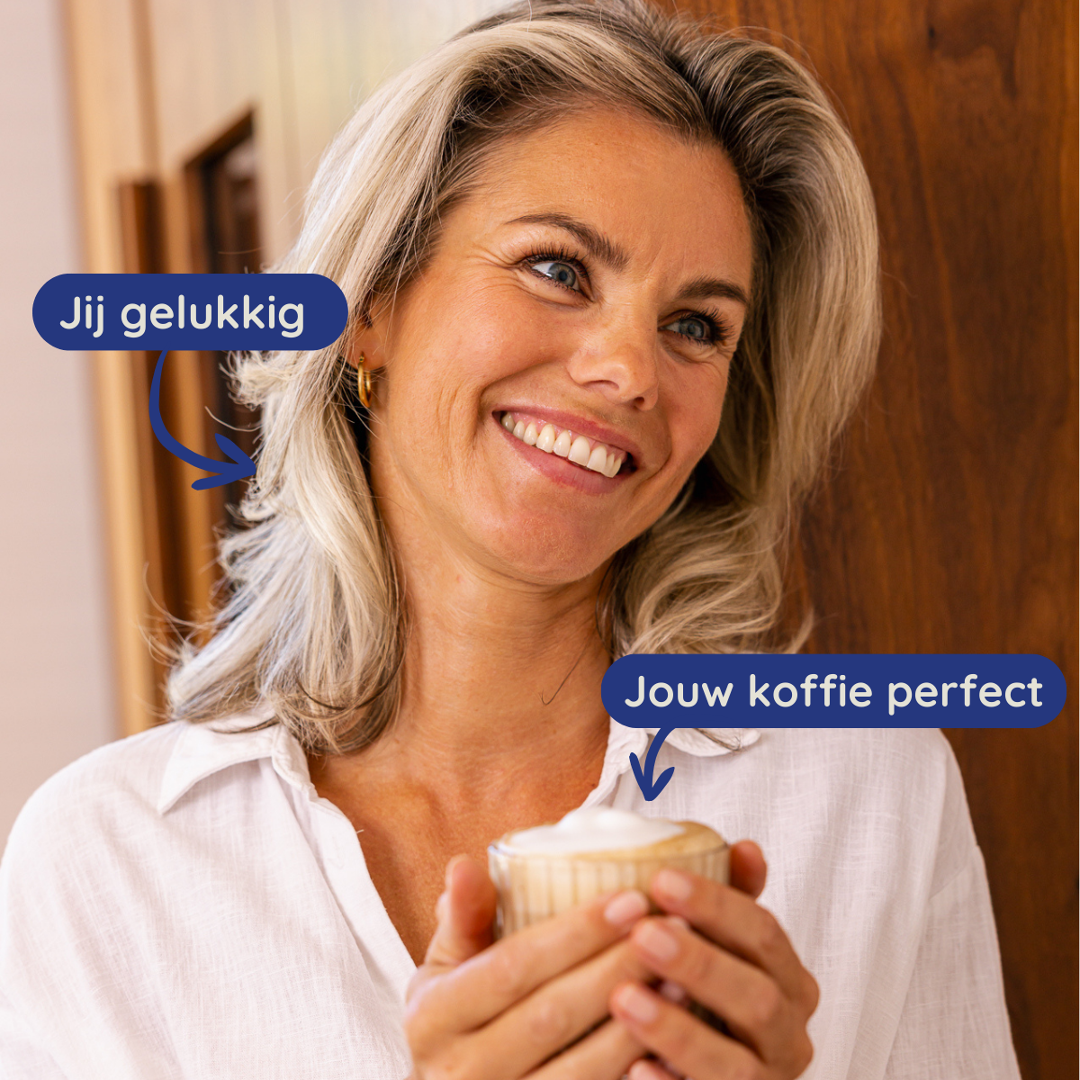 Lachende vrouw houdt koffiekop vast. Tekst: Jij gelukkig, jouw koffie perfect.