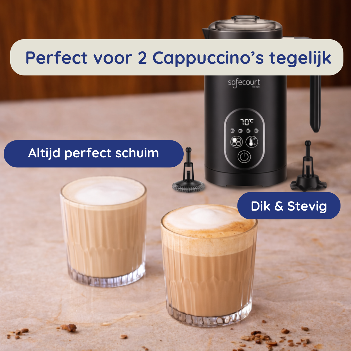 Zwarte melkopschuimer met twee cappuccino's in glazen ernaast.