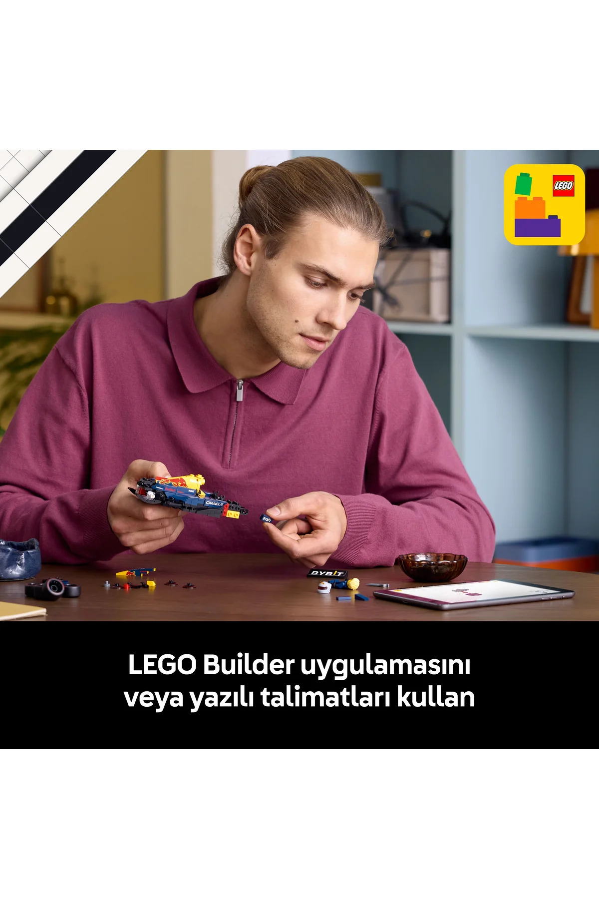 Adam tablet talimatlarıyla Lego araba yapıyor. Sağ üstte Lego logosu.