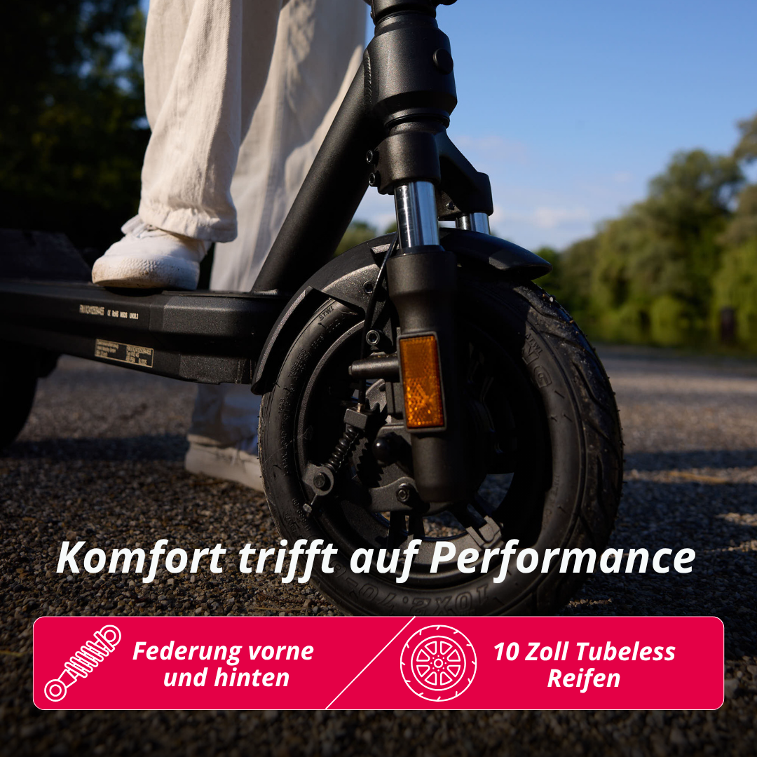 Nahaufnahme eines schwarzen Elektrorollers mit Federung und 10-Zoll-Reifen.