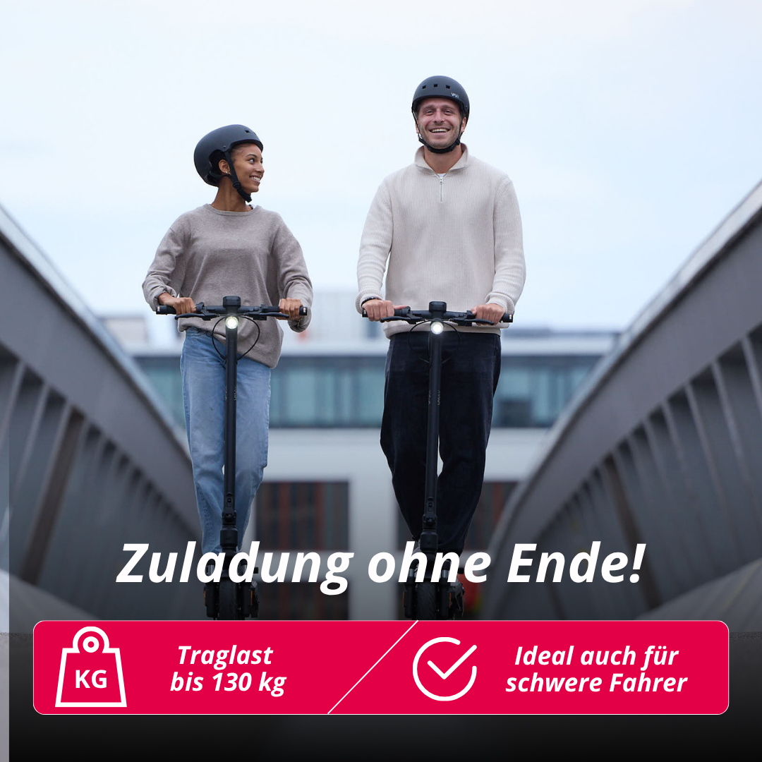 Zwei Personen mit Helmen fahren E-Scooter auf einer Brücke. Text: Zuladung ohne Ende!
