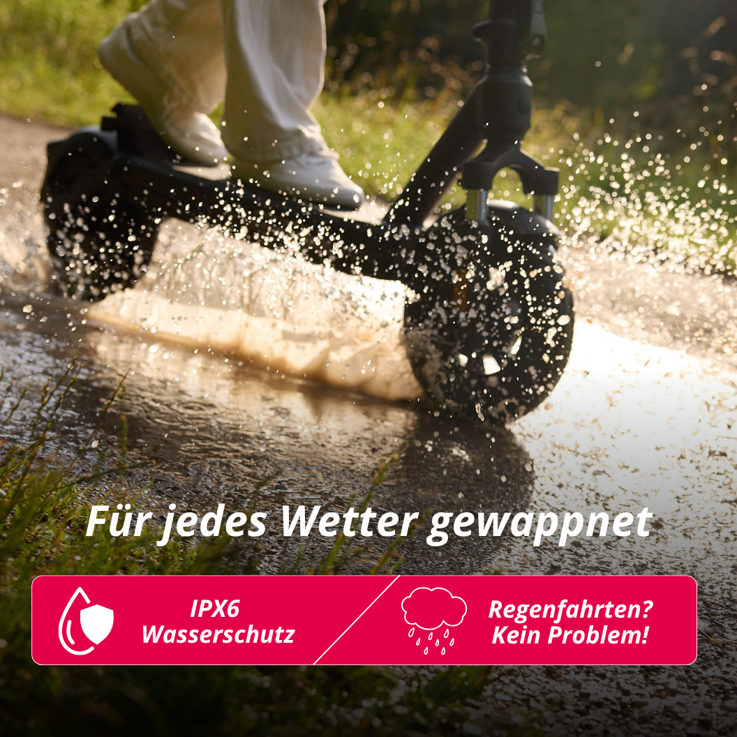 Ein E-Scooter fährt durch Pfützen. IPX6 Wasserschutz.