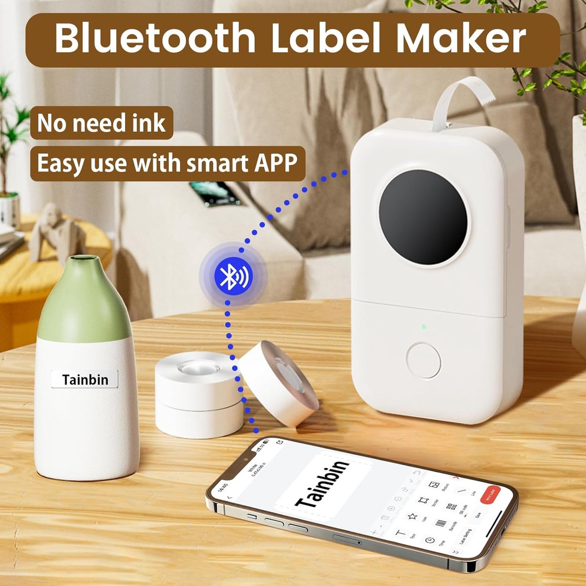 Una etichettatrice Bluetooth bianca con smartphone, vaso e rotoli di etichette.