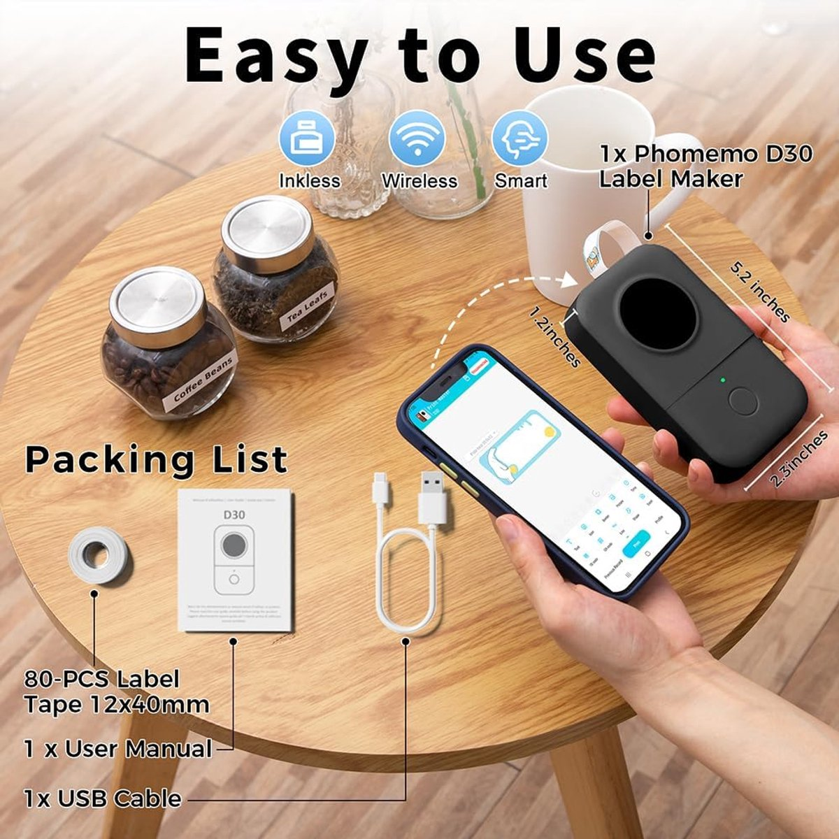 Etichettatrice Phomemo D30 con smartphone, cavi e accessori su tavolo di legno.