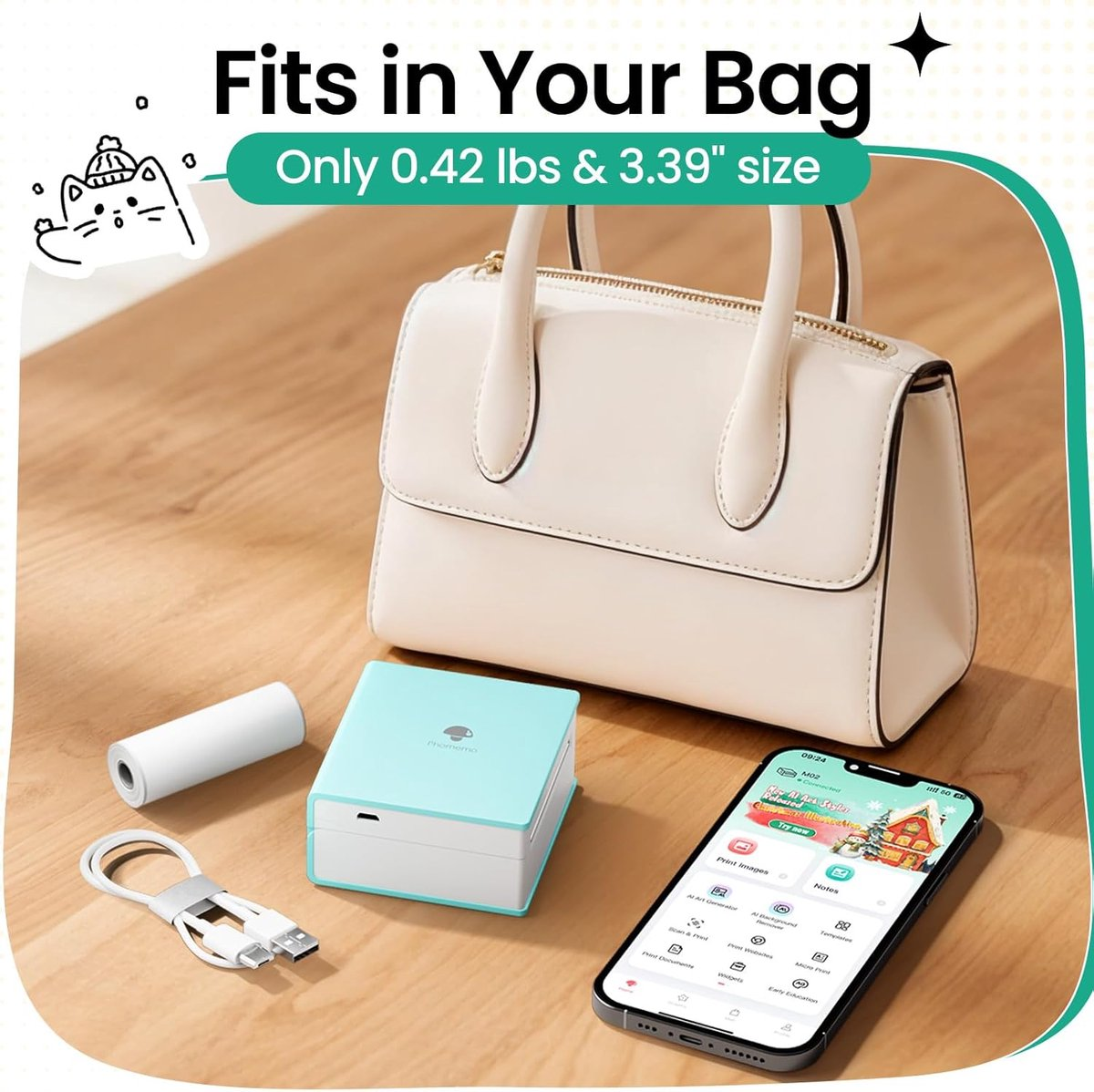 Una borsa bianca, stampante verde menta, rotolo di carta, cavo di ricarica e smartphone su legno.