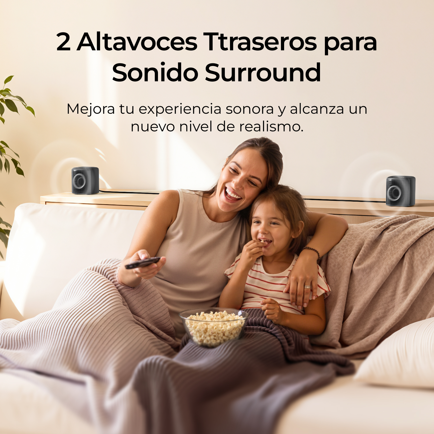 Mujer y niña en sofá con palomitas, dos altavoces al fondo.