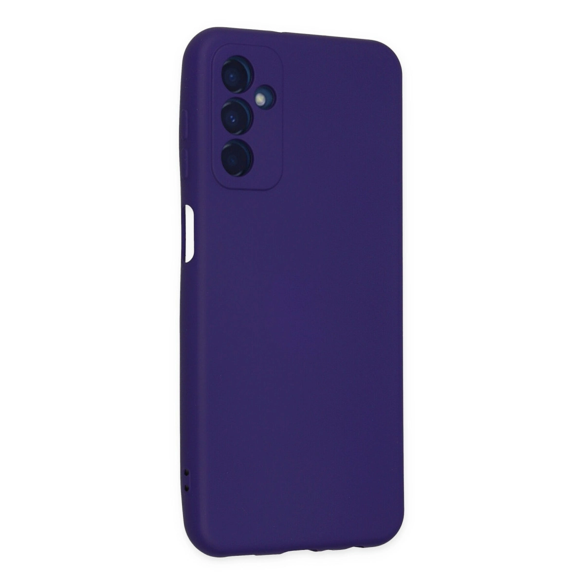 Arkada üçlü kamera açıklığı olan mor telefon kılıfı.