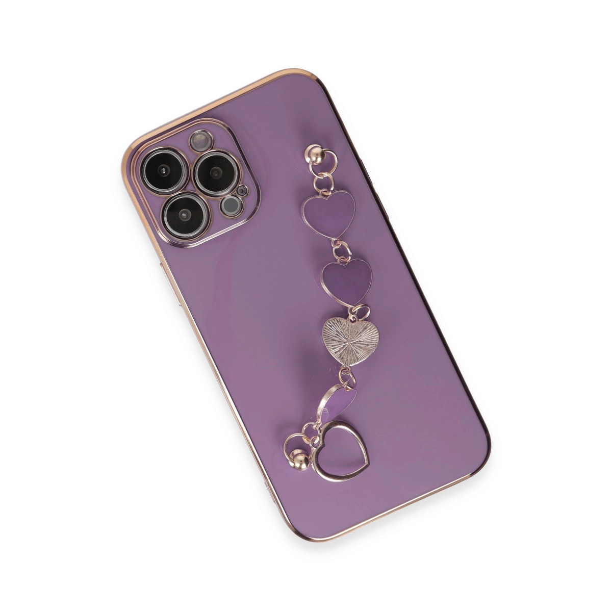 Kalp takı ve kamera modülüne sahip mor telefon kılıfı. Altın rengi kenar.