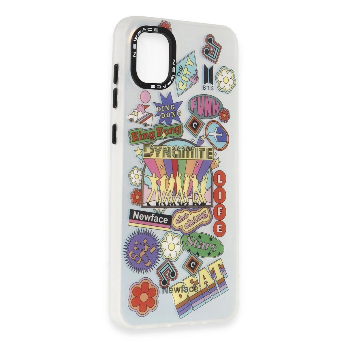 Renkli BTS Dynamite grafik ve metinlere sahip şeffaf telefon kılıfı.