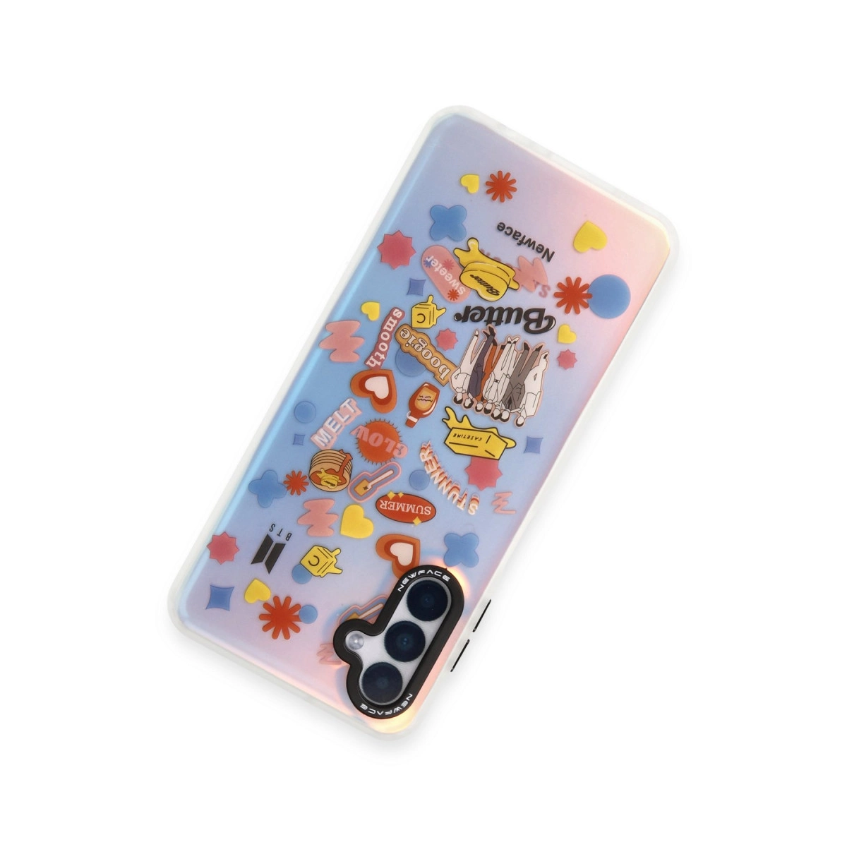 Tereyağı ve kalpler gibi renkli çıkartmalar ve BTS motifleri içeren şeffaf telefon kılıfı.