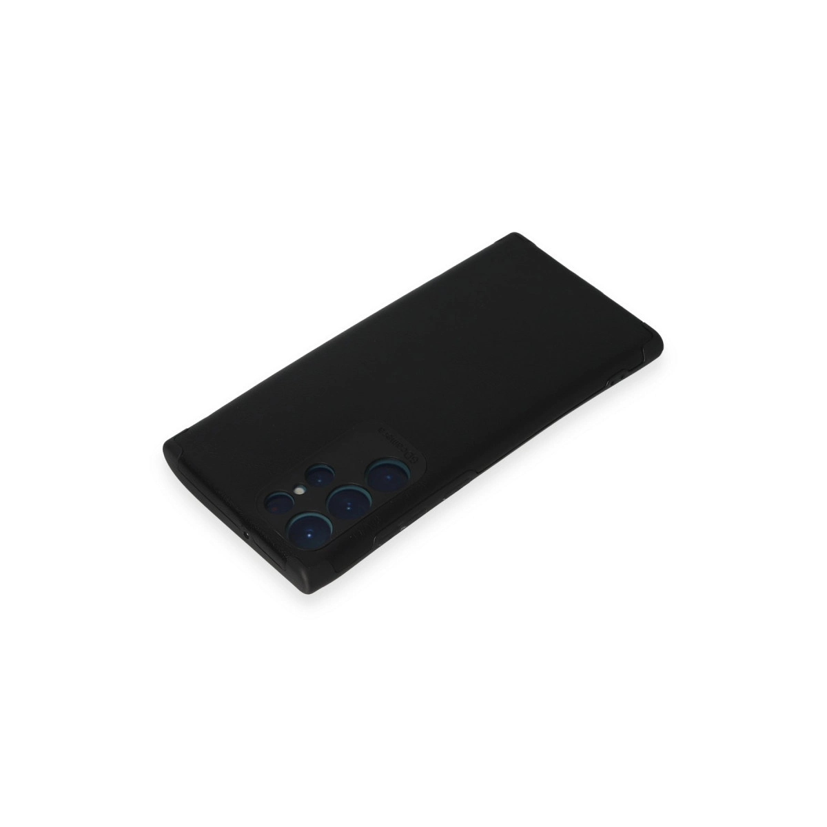 Beyaz arka plan üzerinde dört kameralı siyah akıllı telefon.
