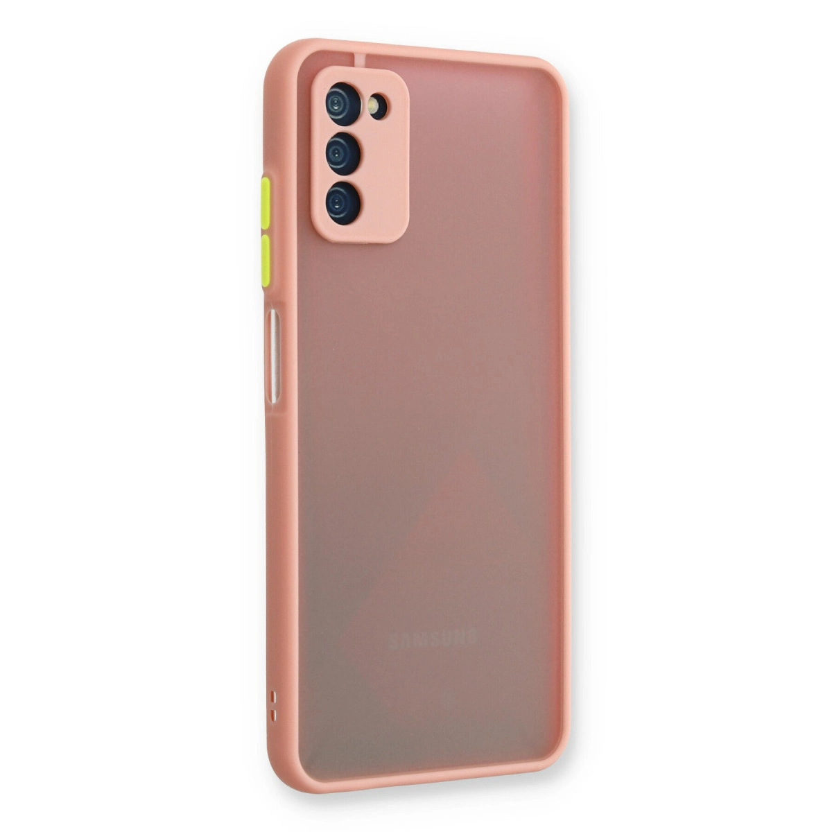 Üç kamera lensi ve flaşlı pembe telefon kılıfı.