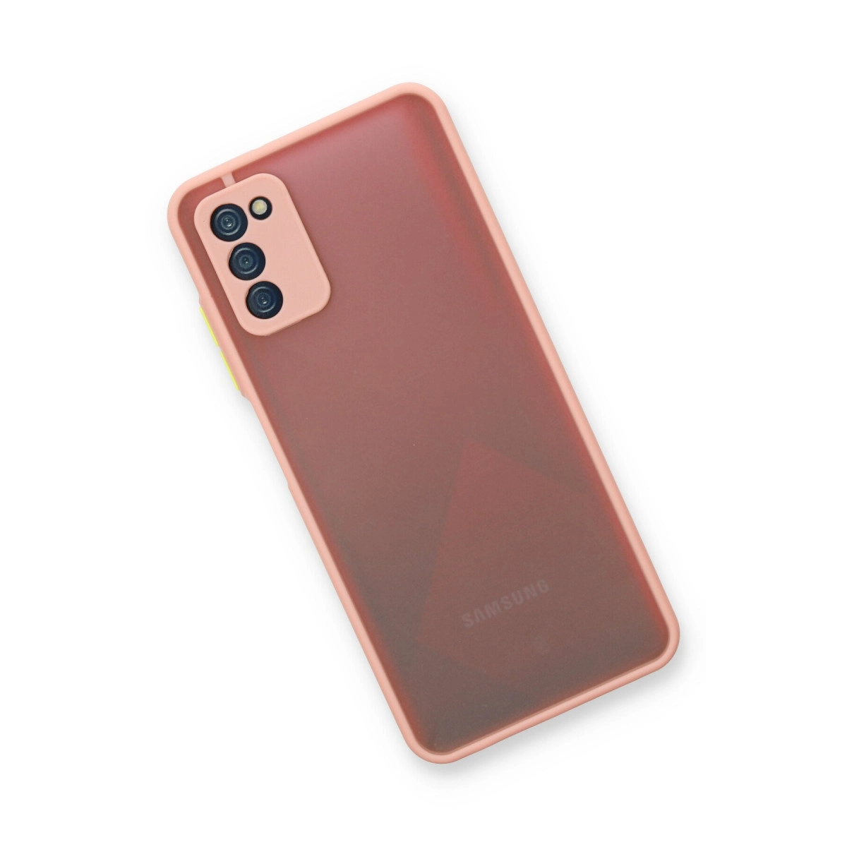 Malva rengi kılıfta üçlü kameraya sahip pembe Samsung telefonun arkası.