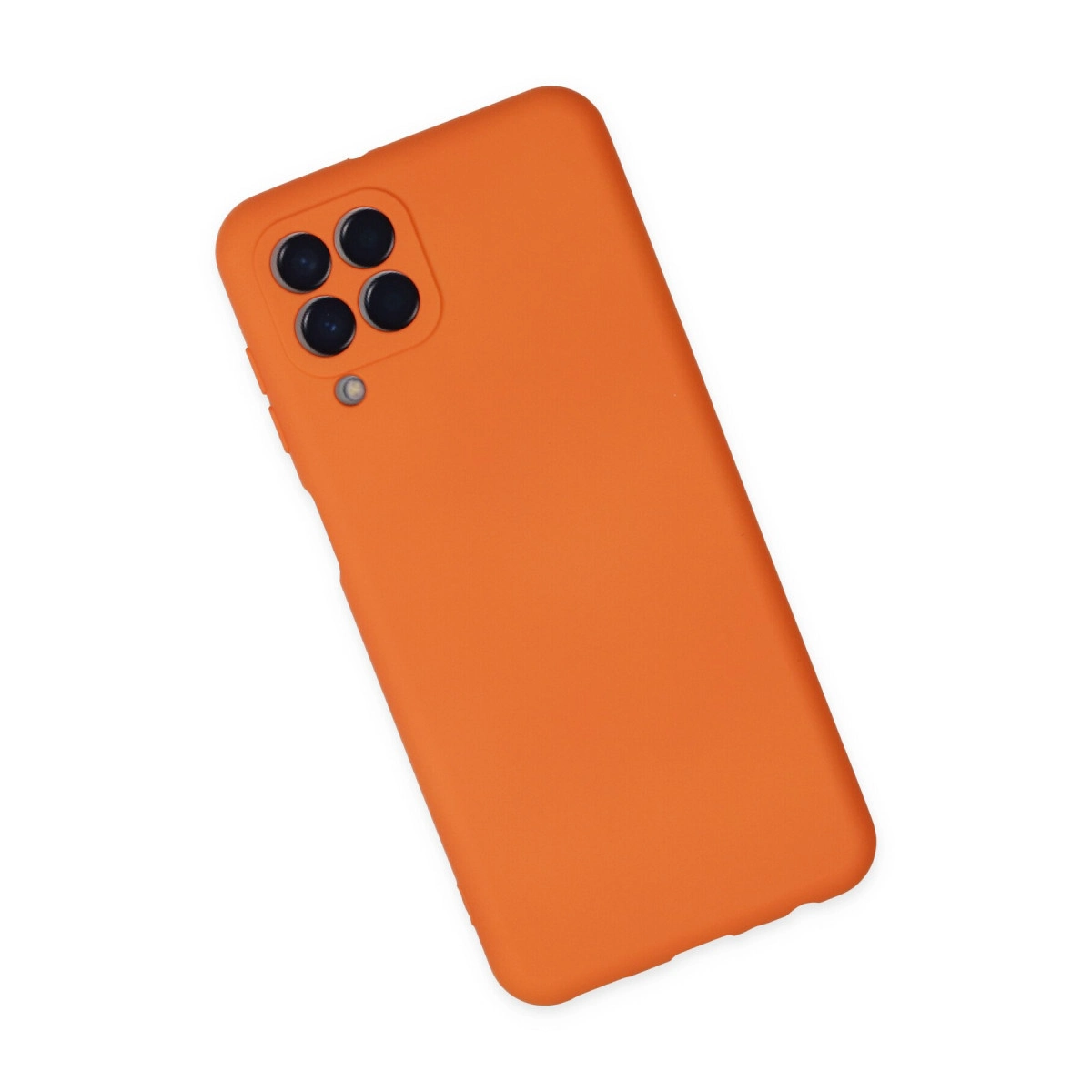 Arkada dört kamera lensi ve flaşı olan turuncu telefon kılıfı.