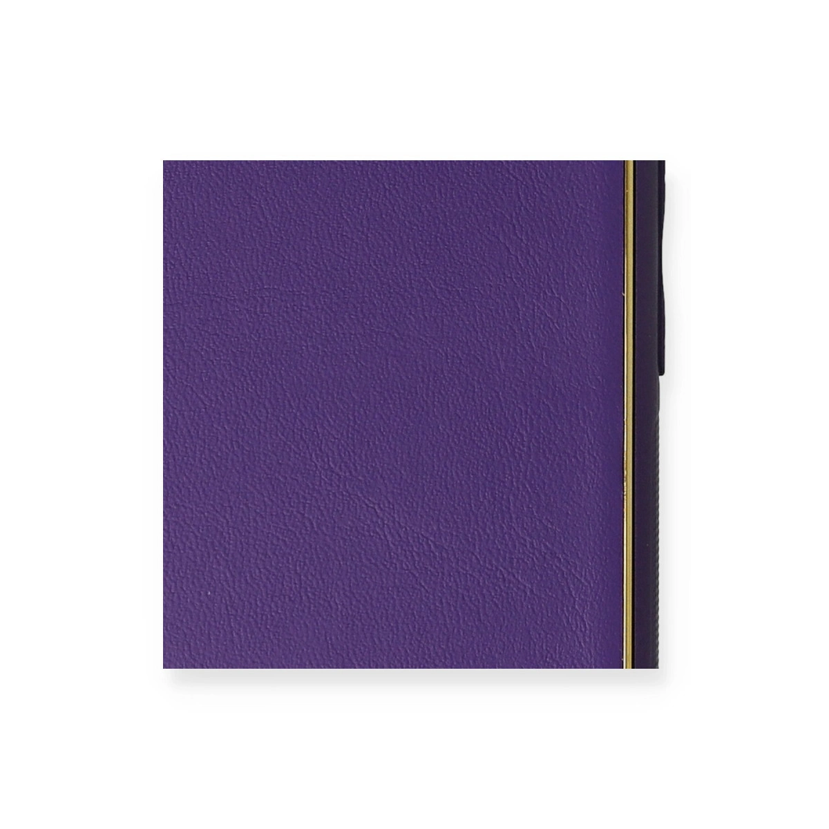 Beyaz arka plan üzerinde altın kenarlı mor defter.