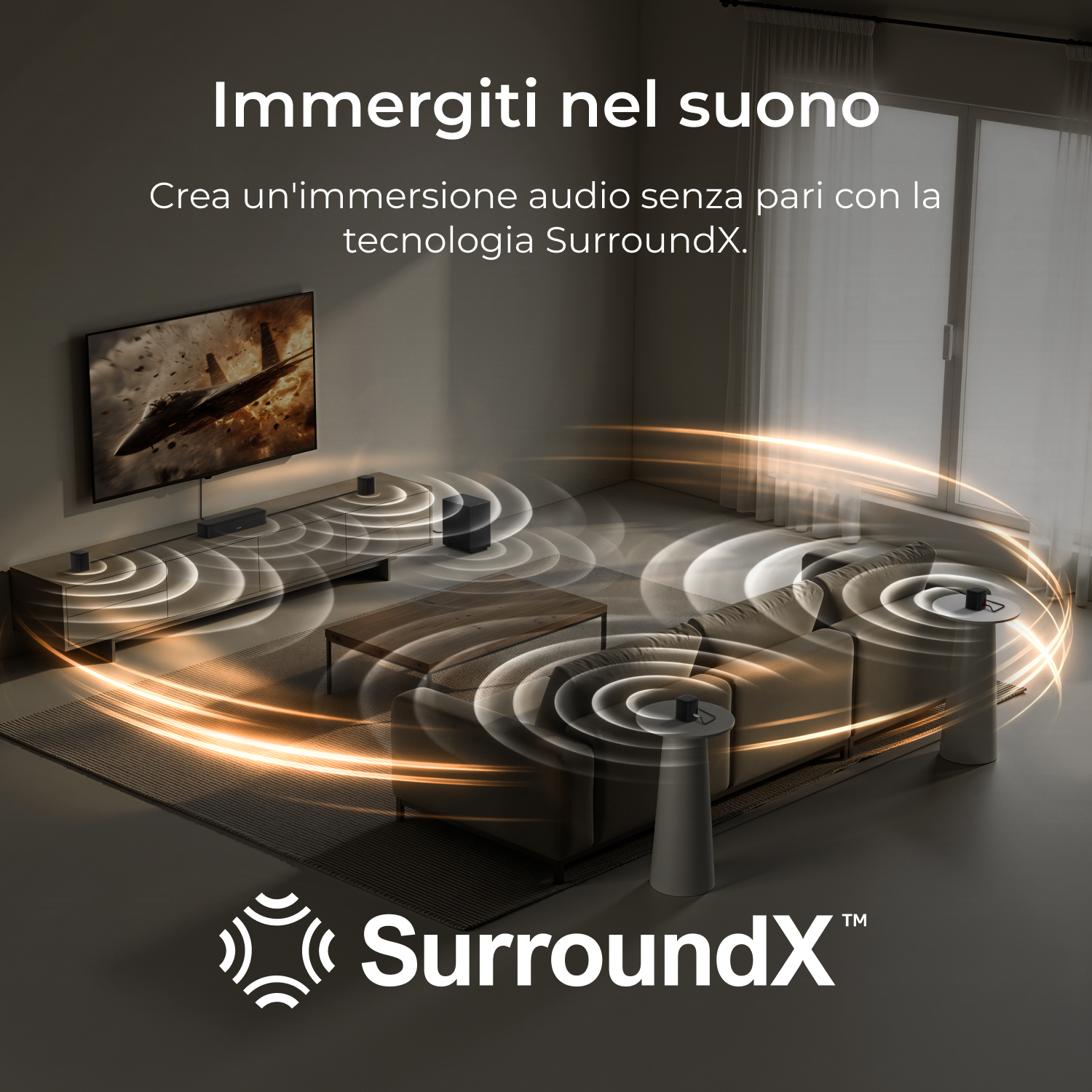 Soggiorno con TV, divano, tavolino ed altoparlanti che emettono onde sonore.