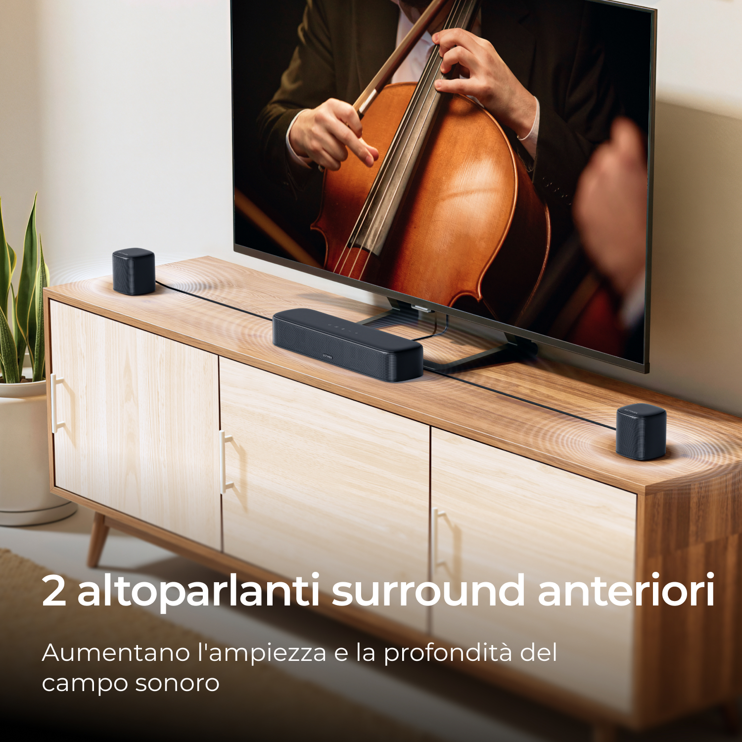 Altoparlante e soundbar neri davanti a TV con violoncellista.