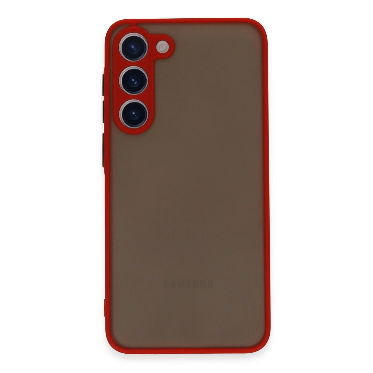 Kırmızı kenarlı, üçlü kamera oyuntulu kahverengi telefon kılıfı.