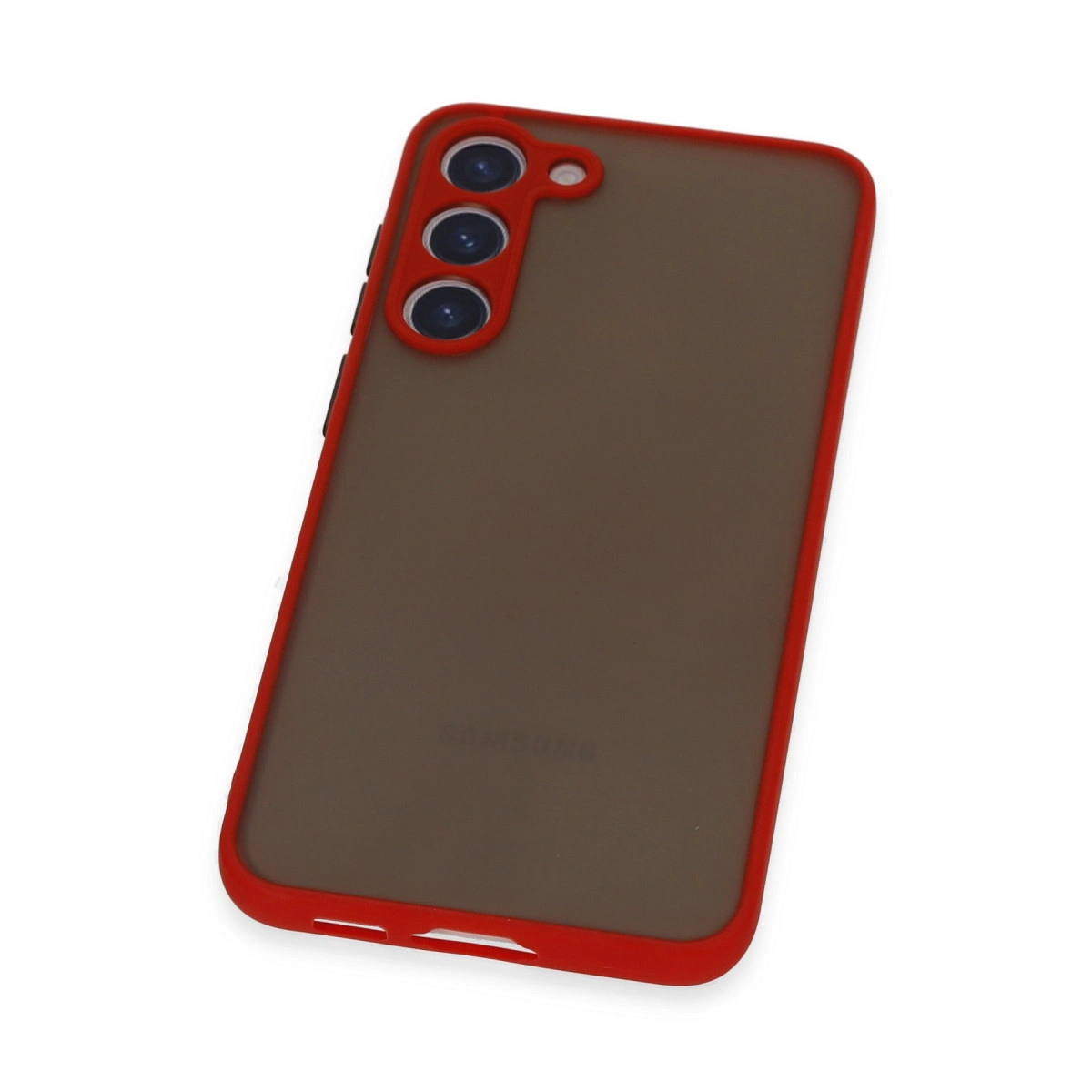 Kırmızı telefon kılıfı, renkli arka yüzü ve üç kamera lensi.