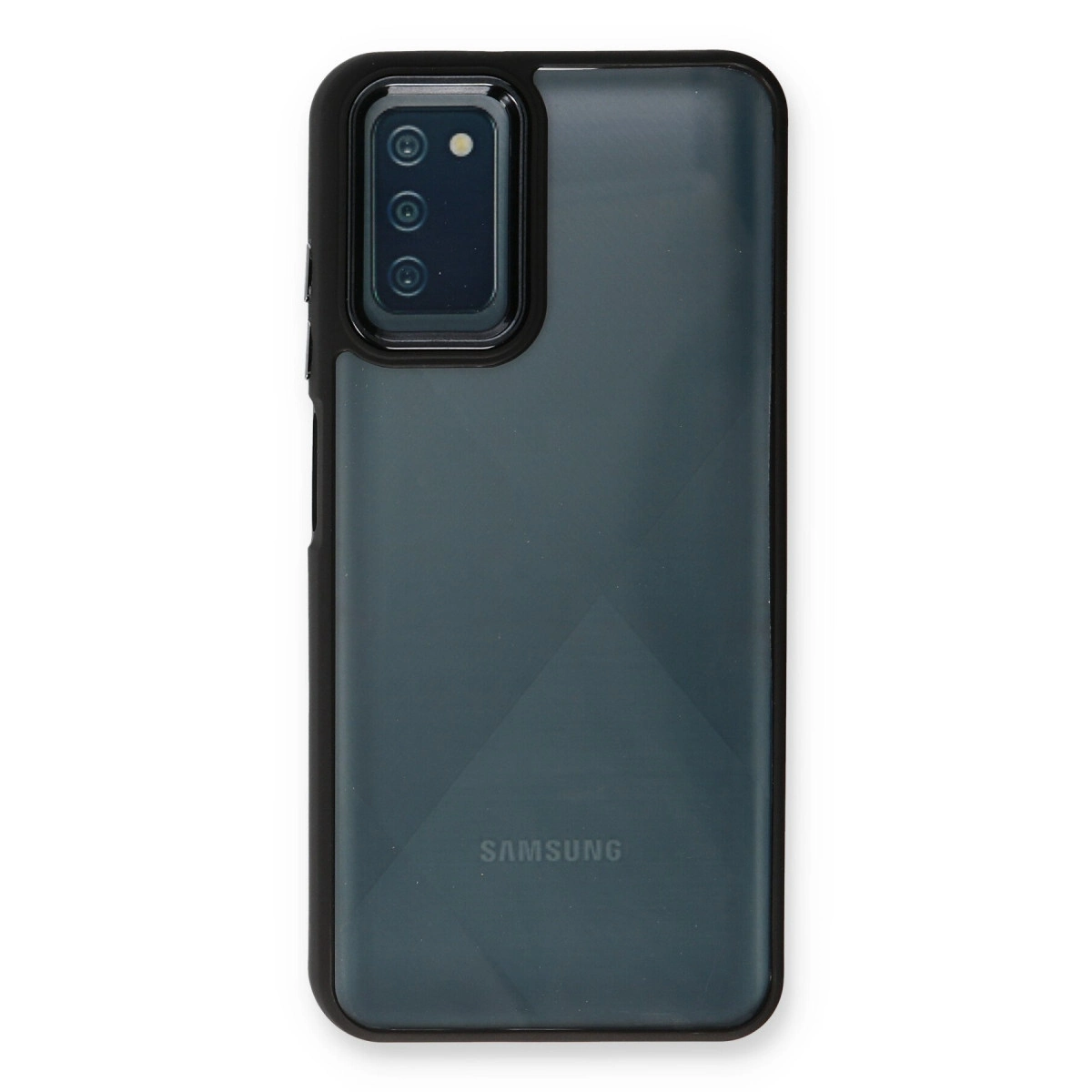 Üçlü kamera ve Samsung logosuna sahip koyu renkli Samsung telefonun arkası.