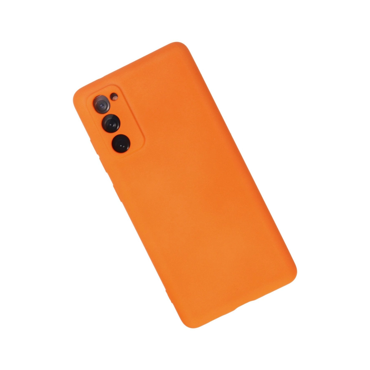 Beyaz arka plan üzerinde üçlü kamera kurulumlu turuncu telefon kılıfı.