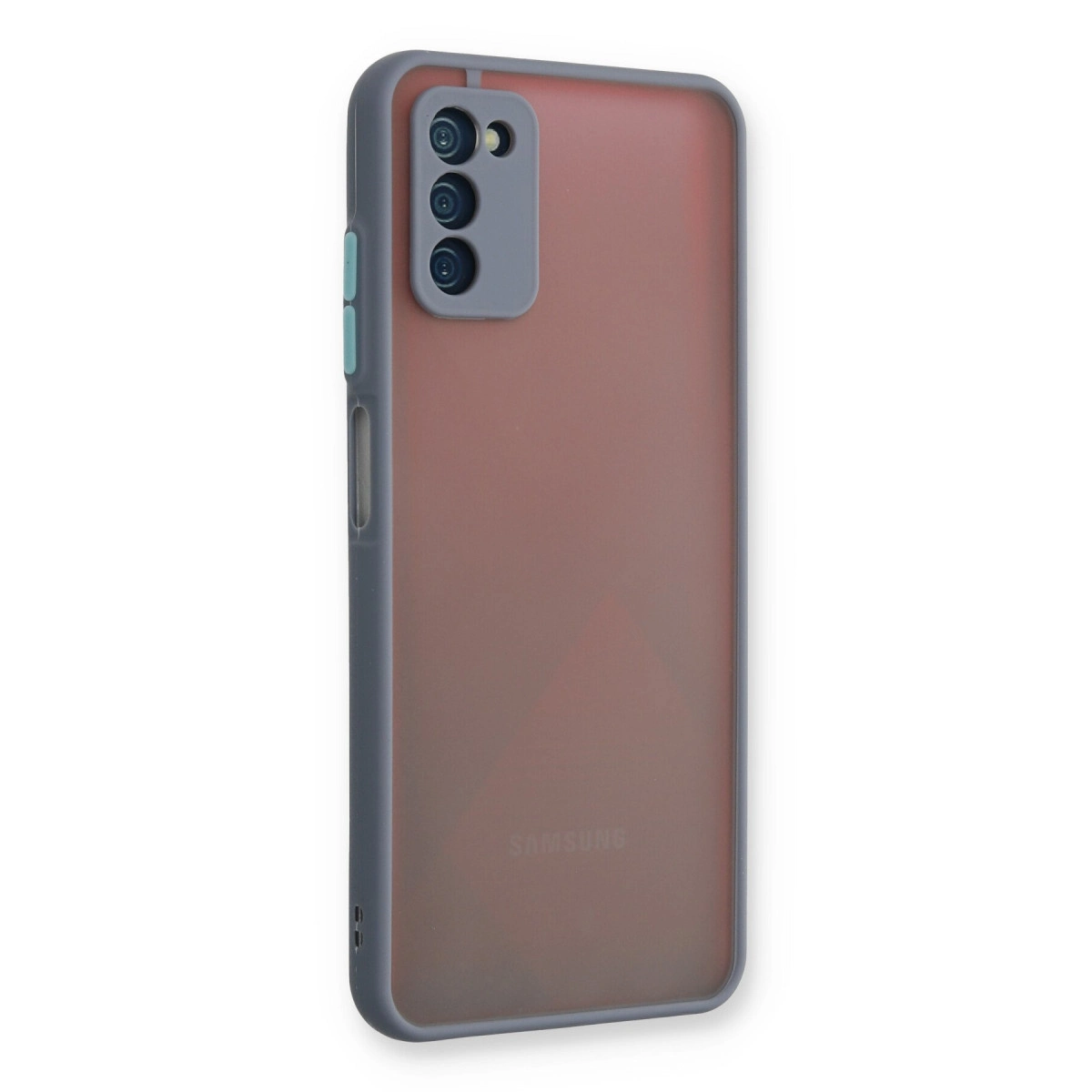 Üç kameralı, füme kılıflı Samsung telefonun arka yüzü.