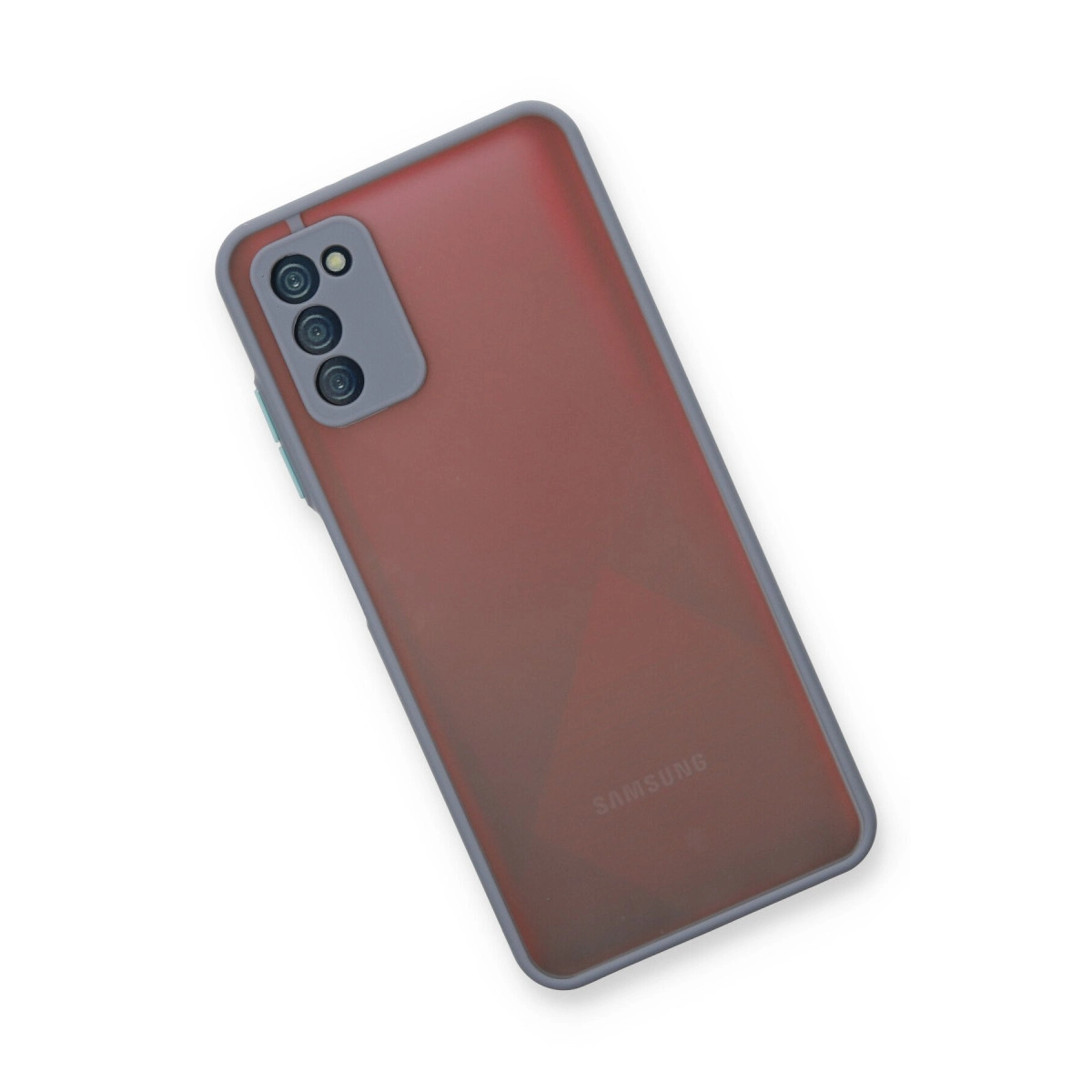 Üç kameralı kırmızı Samsung akıllı telefon, gri çerçeveli, beyaz zeminde.