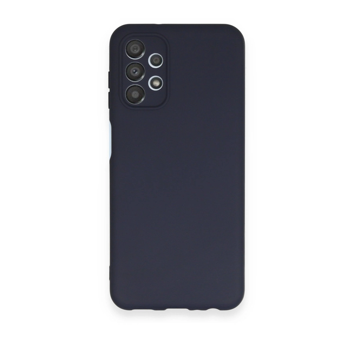 Arkada dörtlü kamera düzenine sahip koyu gri telefon kılıfı, beyaz zeminde.