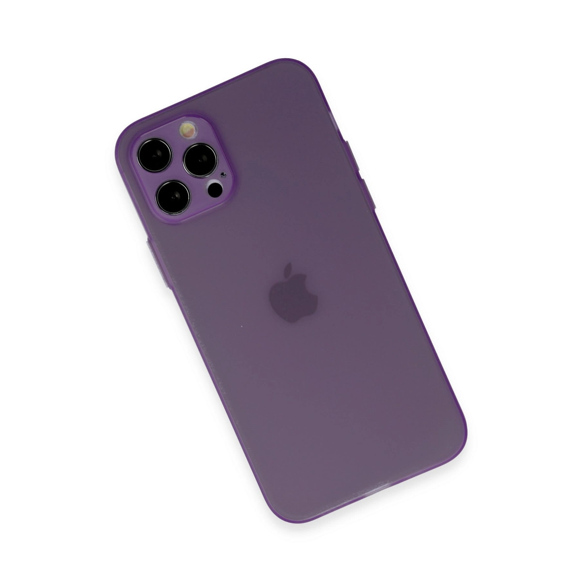 Üç kameralı mor iPhone kılıfı, beyaz arka planda Apple logosu.