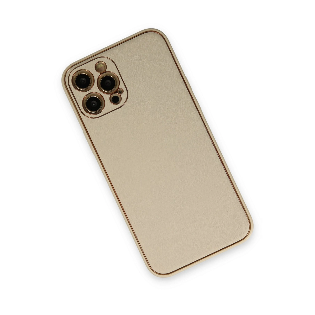 Dört kameralı, altın kenarlıklı bej iPhone kılıfı.