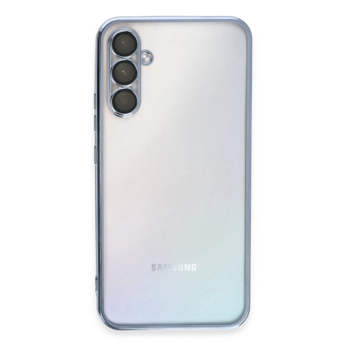 Üç kamera lensi ve Samsung logosu bulunan akıllı telefonun arkası.