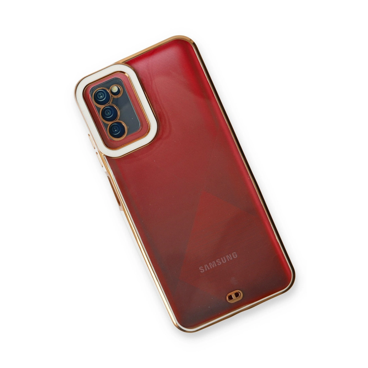 Beyaz arka plan üzerinde kameralı ve altın çerçeveli kırmızı akıllı telefon.