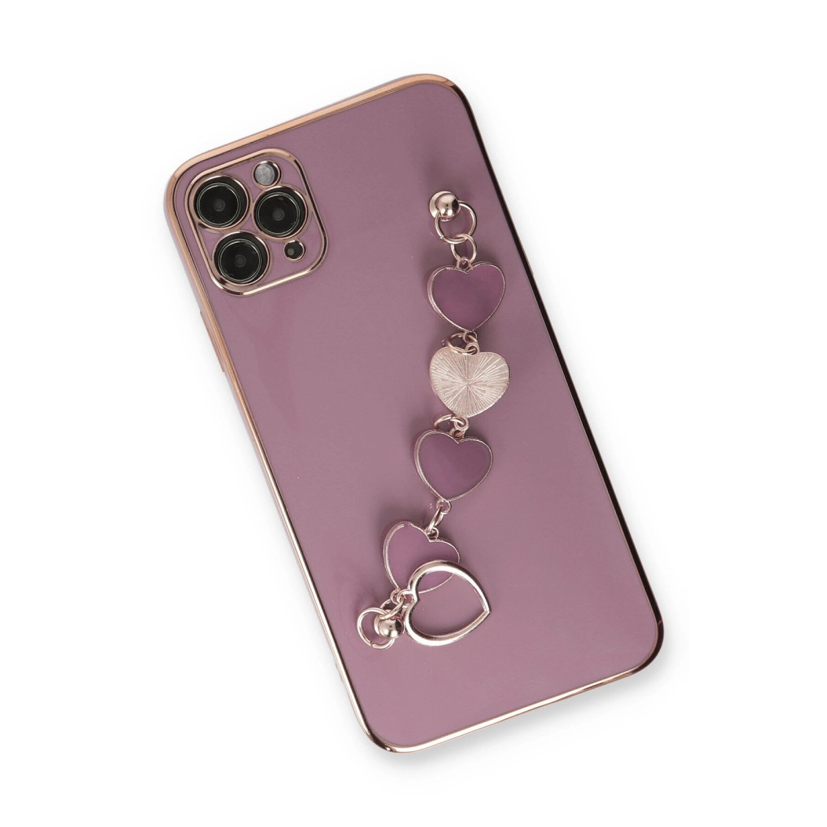 Kalp şeklinde charm ve kamera modülüne sahip mor telefon kılıfı.